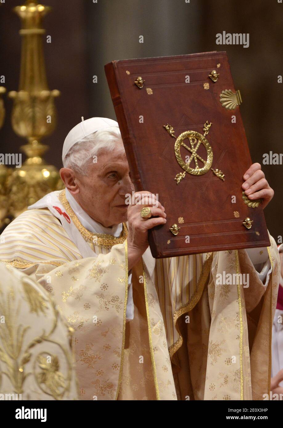 Pope Benedict XVI celebrates the solemn Christmas Eve mass in St Peter ...
