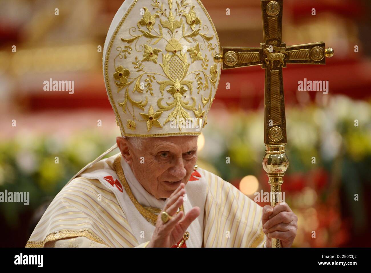 Pope Benedict XVI celebrates the solemn Christmas Eve mass in St Peter ...