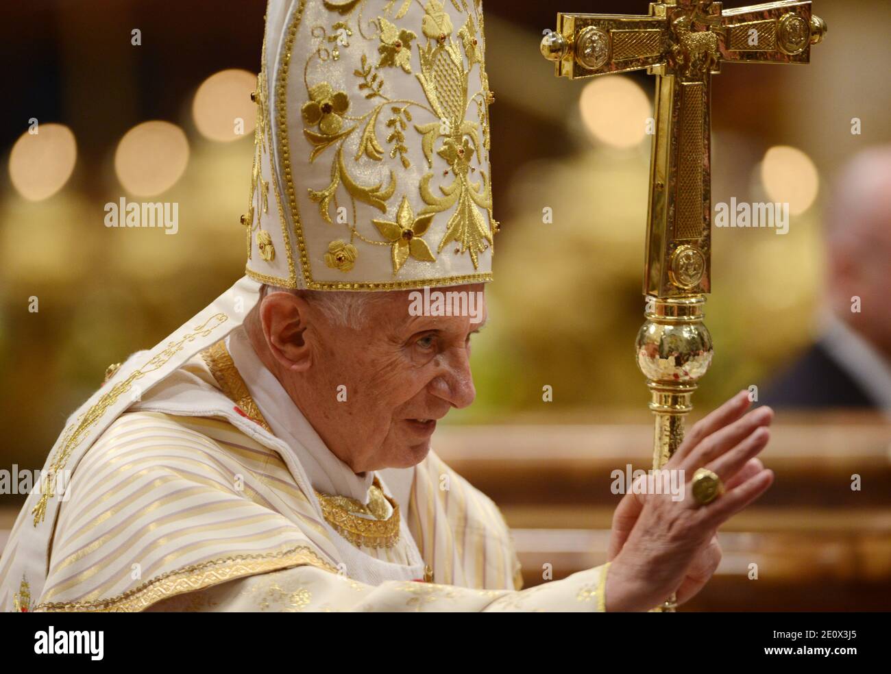 Pope Benedict XVI celebrates the solemn Christmas Eve mass in St Peter ...