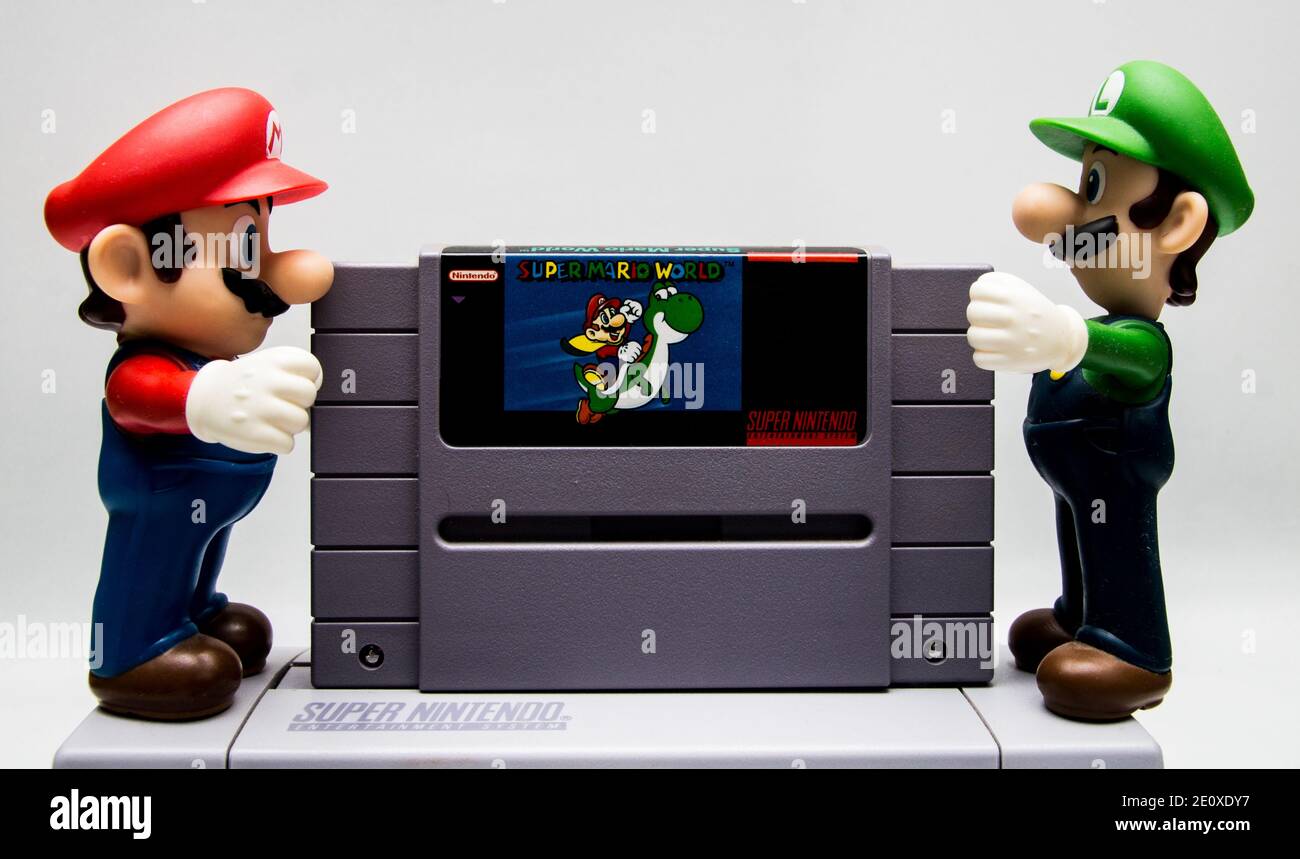 Banco de imagens : videogame, Toque, Retro, verde, criança, brinquedo, FIG,  vídeo, feliz, super, clássico, personagem, Nintendo, desenho animado,  Consola de jogos, Jogo de computador, Super Mario Bros, Luigi, Marios  brother luigi