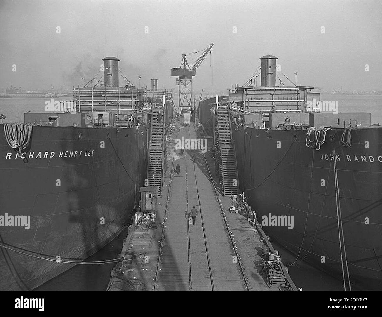 Liberty ship construction 14 fitting out Stock Photo Alamy