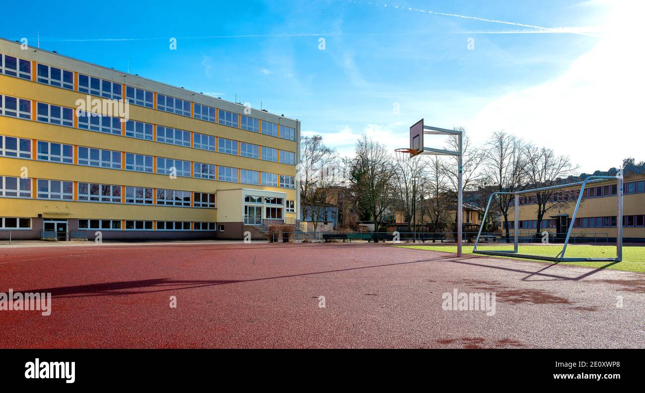 Elementary school children berlin hi-res stock photography and images ...