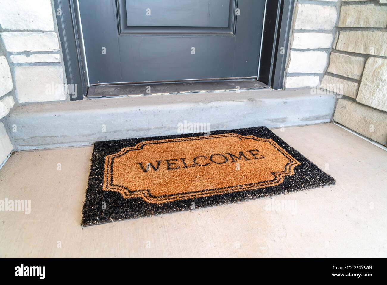 https://c8.alamy.com/comp/2E0Y3GN/welcome-doormat-placed-in-front-of-the-gray-front-door-of-a-home-entrance-2E0Y3GN.jpg
