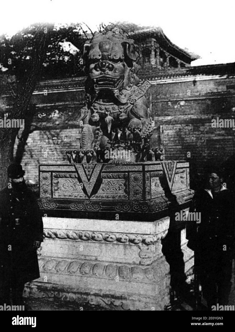 Lions de bronze ornant l’entrée d’une pagode occupée par les troupes italiennes, à proximité du Palais de la Belle-Vue du Lac. Sapeur français et marin italien en faction. Stock Photo