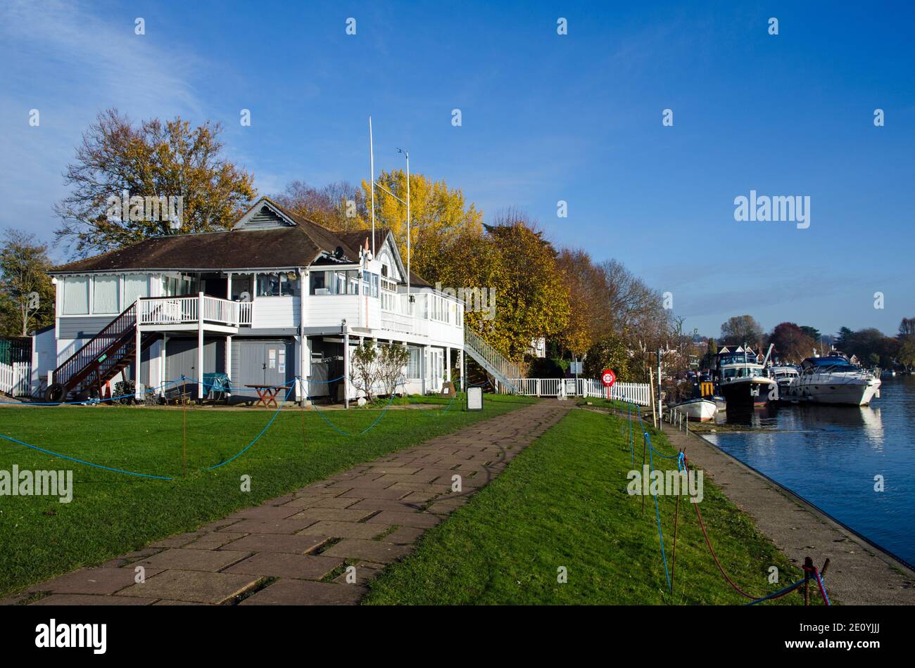 Bourne End, UK - November 5, 2020:  View along the banks of the River Thames in Buckinghamshire with the landmark Upper Thames Sailing Club bathed in Stock Photo