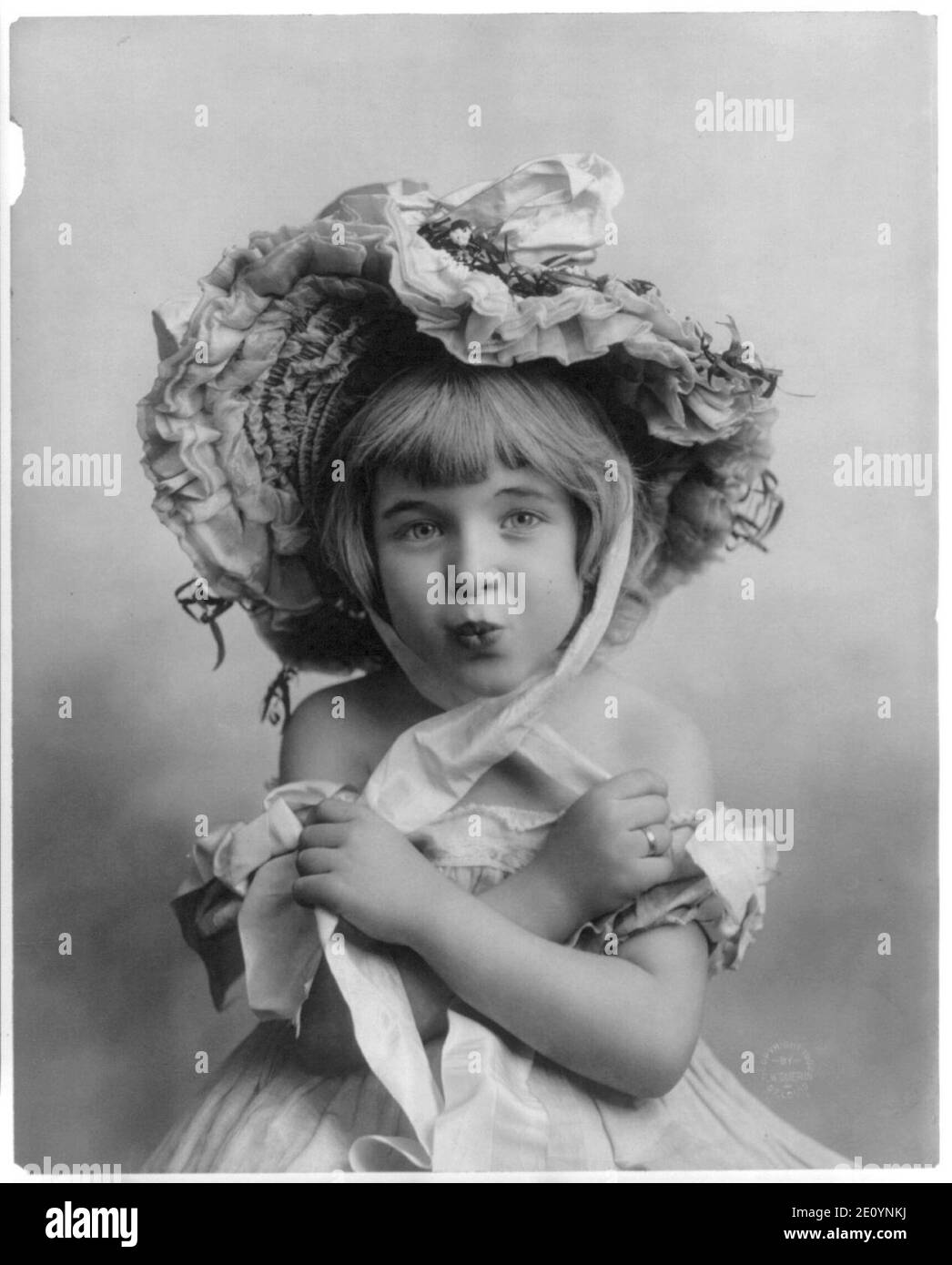 3 ans, fille de porter un bonnet Photo Stock - Alamy