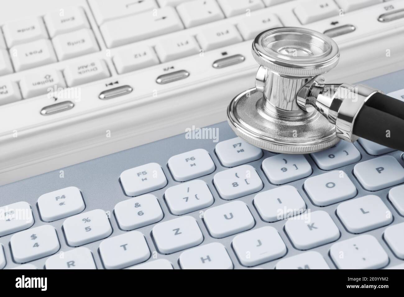 Online Medizin mit Stethoskop und PC Keybord Stock Photo
