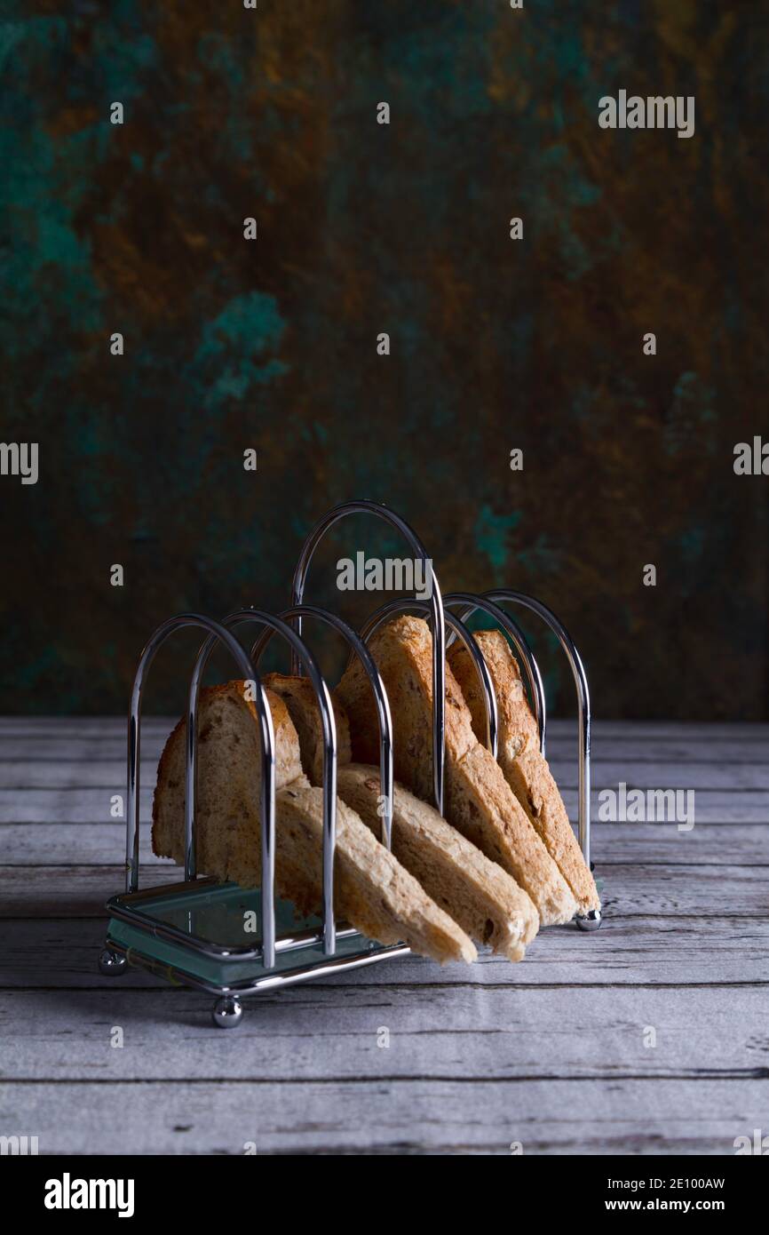 https://c8.alamy.com/comp/2E100AW/toasted-brown-bread-in-a-toast-rack-2E100AW.jpg