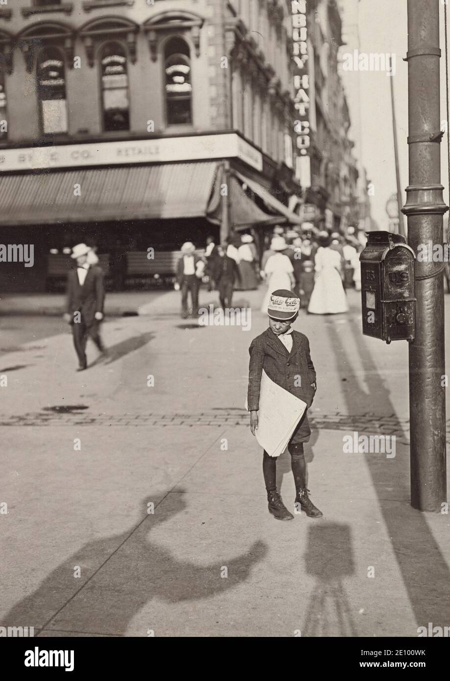 Lewis Hine - Newsboy on a Street Corner In Indianapolis, Indiana, USA - 1908 Stock Photo