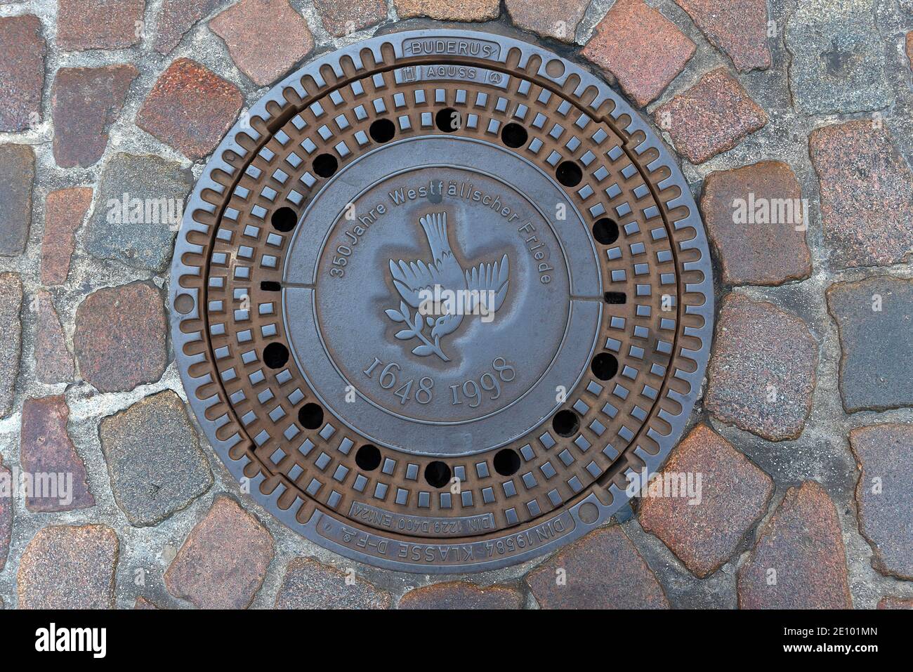 Manhole cover with the symbol of a peace dove on the occasion of the 350th anniversary of the Peace of Westphalia, Münster, North Rhine-Westphalia, Ge Stock Photo
