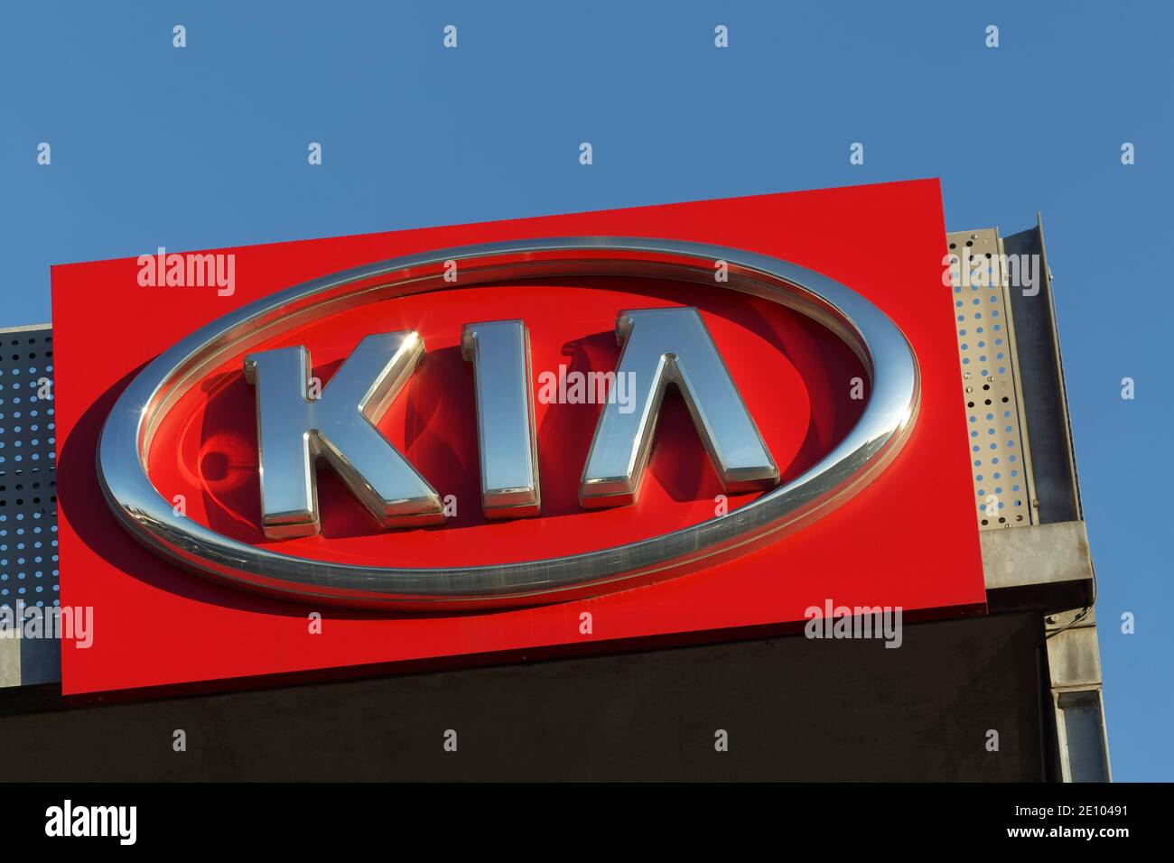 Kia, logo on a car dealership, South Korean car brand, Düsseldorf, North Rhine-Westphalia, Germany, Europe Stock Photo