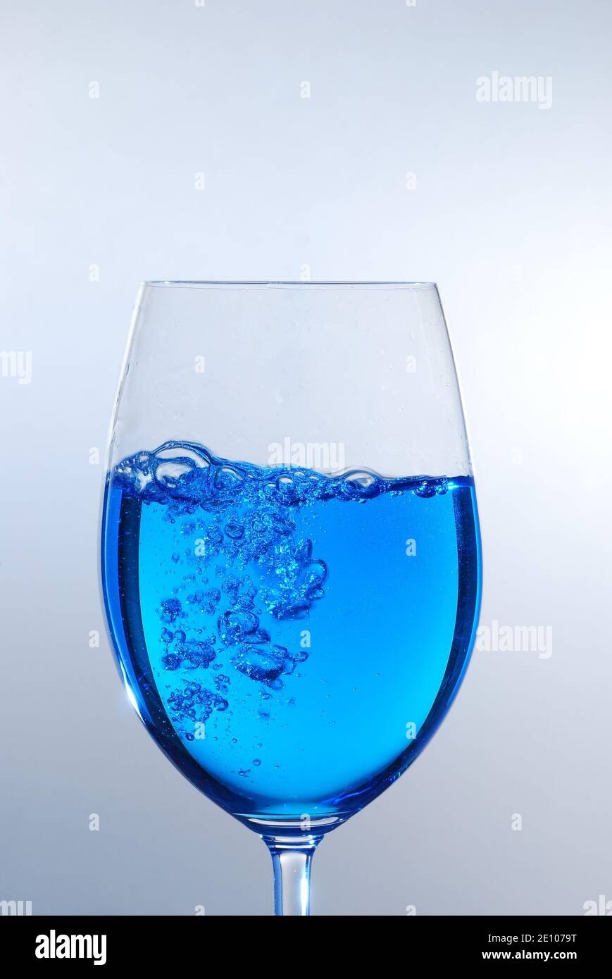 Синяя стопка. Стакан с голубой жидкостью. Бокал с голубой жидкостью. Синяя жидкость. Синяя жидкость в стакане.