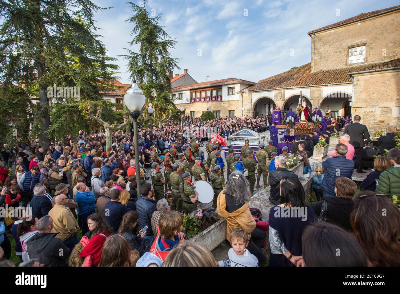VILLAVICIOSA, SPAIN - 19 APRIL 2019: Desenclavo Procession, Easter Week in Villaviciosa, Asturias. General view of the square where the unnailing of t Stock Photo