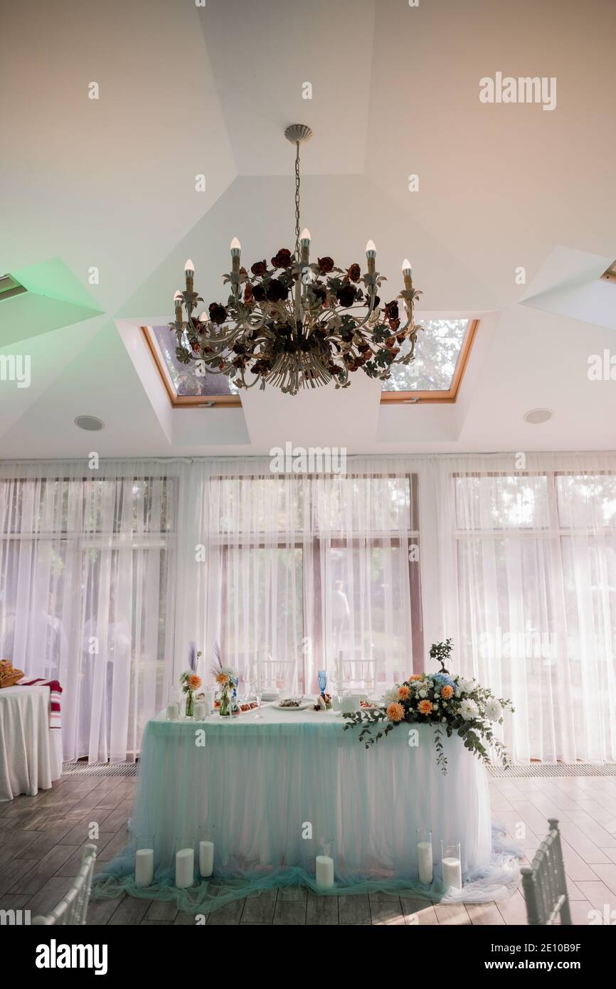Decoration presidium table flowers hi-res stock photography and images ...