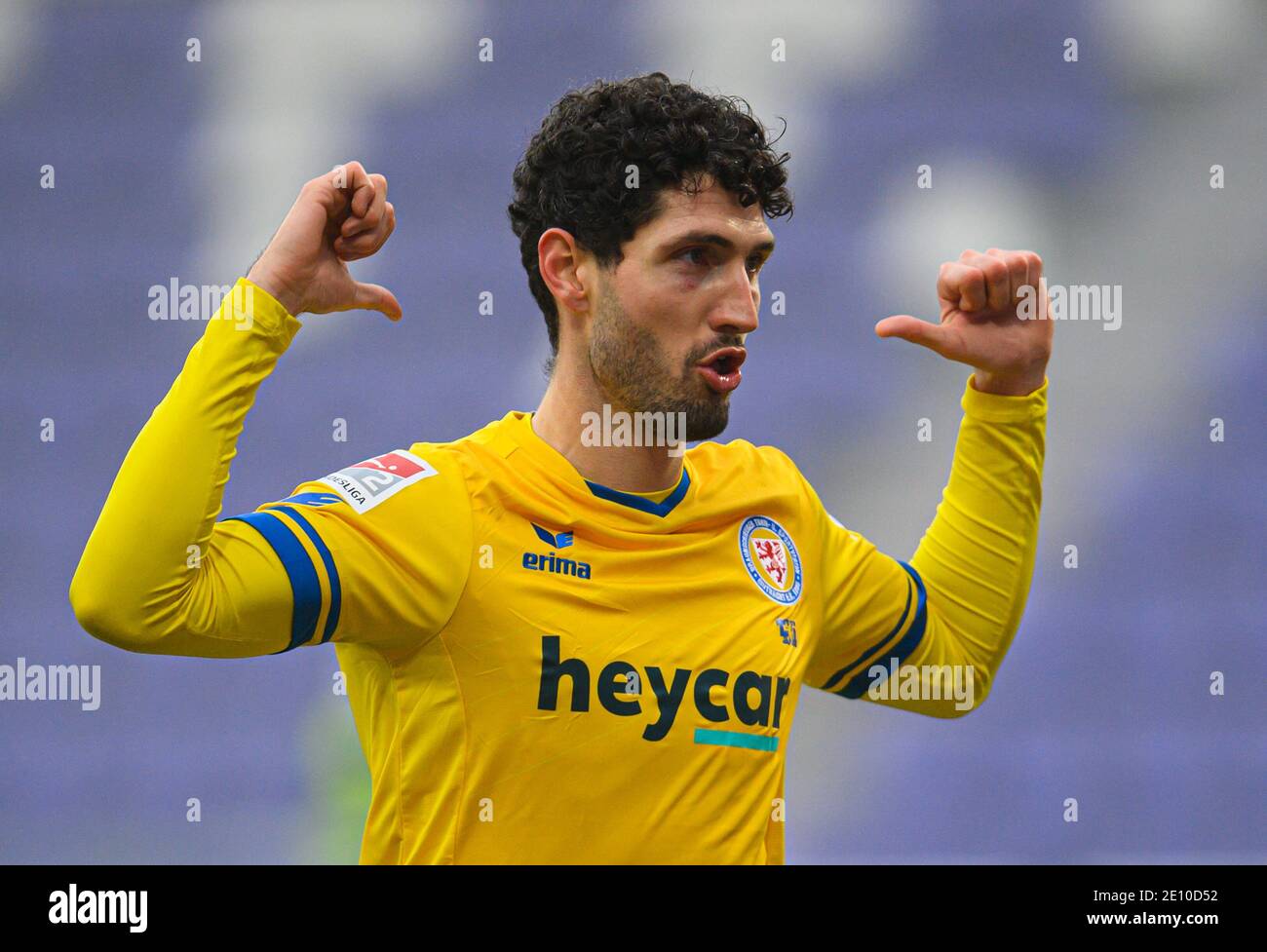 Aue, Germany. 03rd Jan, 2021. Football: 2. Bundesliga, FC Erzgebirge Aue - Eintracht Braunschweig, Matchday 14, at Erzgebirgsstadion. Braunschweig's Fabio Kaufmann celebrates after his goal to make it 0:1. Credit: Robert Michael/dpa-Zentralbild/dpa - IMPORTANT NOTE: In accordance with the regulations of the DFL Deutsche Fußball Liga and/or the DFB Deutscher Fußball-Bund, it is prohibited to use or have used photographs taken in the stadium and/or of the match in the form of sequence pictures and/or video-like photo series./dpa/Alamy Live News Stock Photo