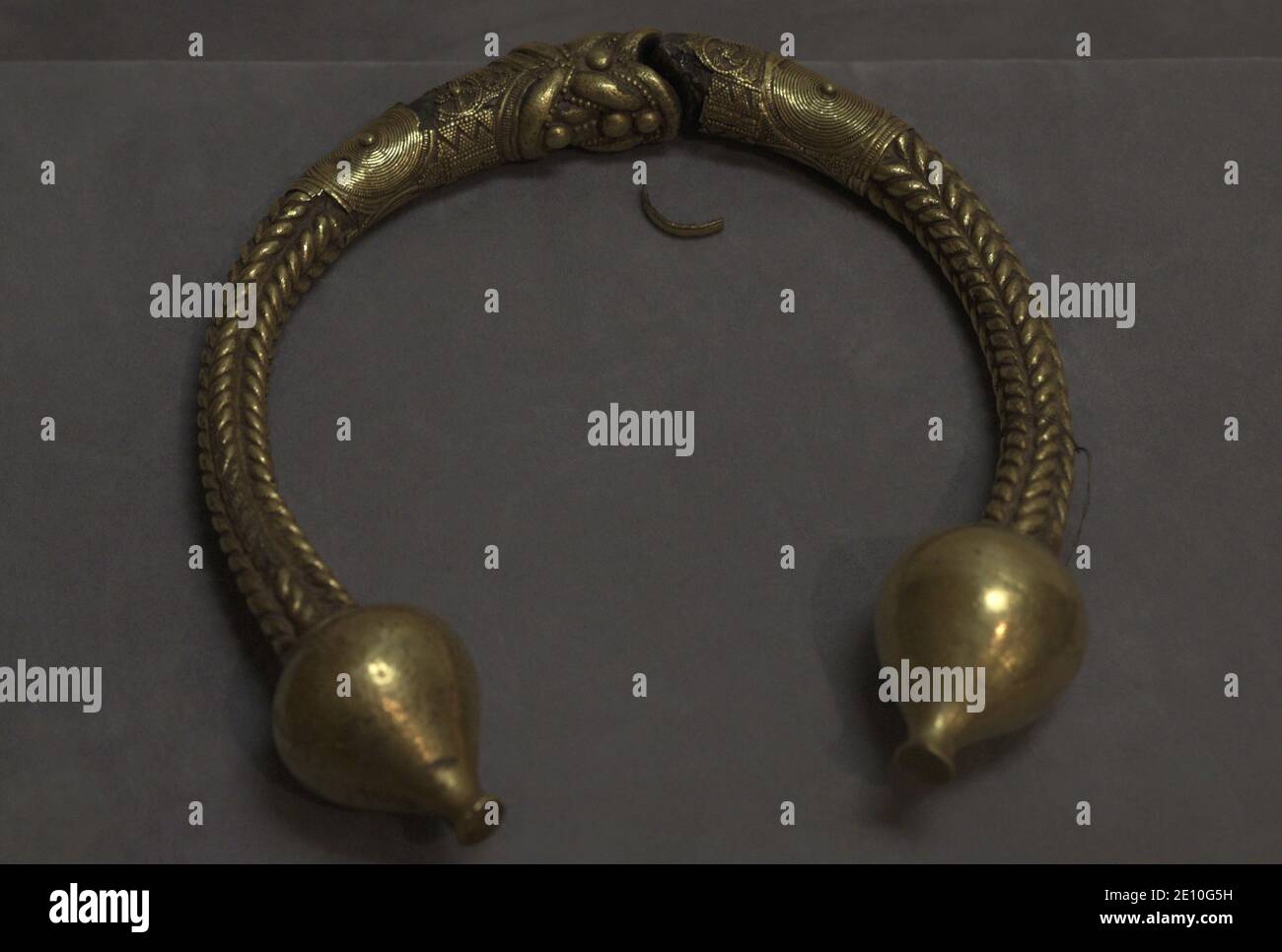 Gold torc hi-res stock photography and images - Alamy