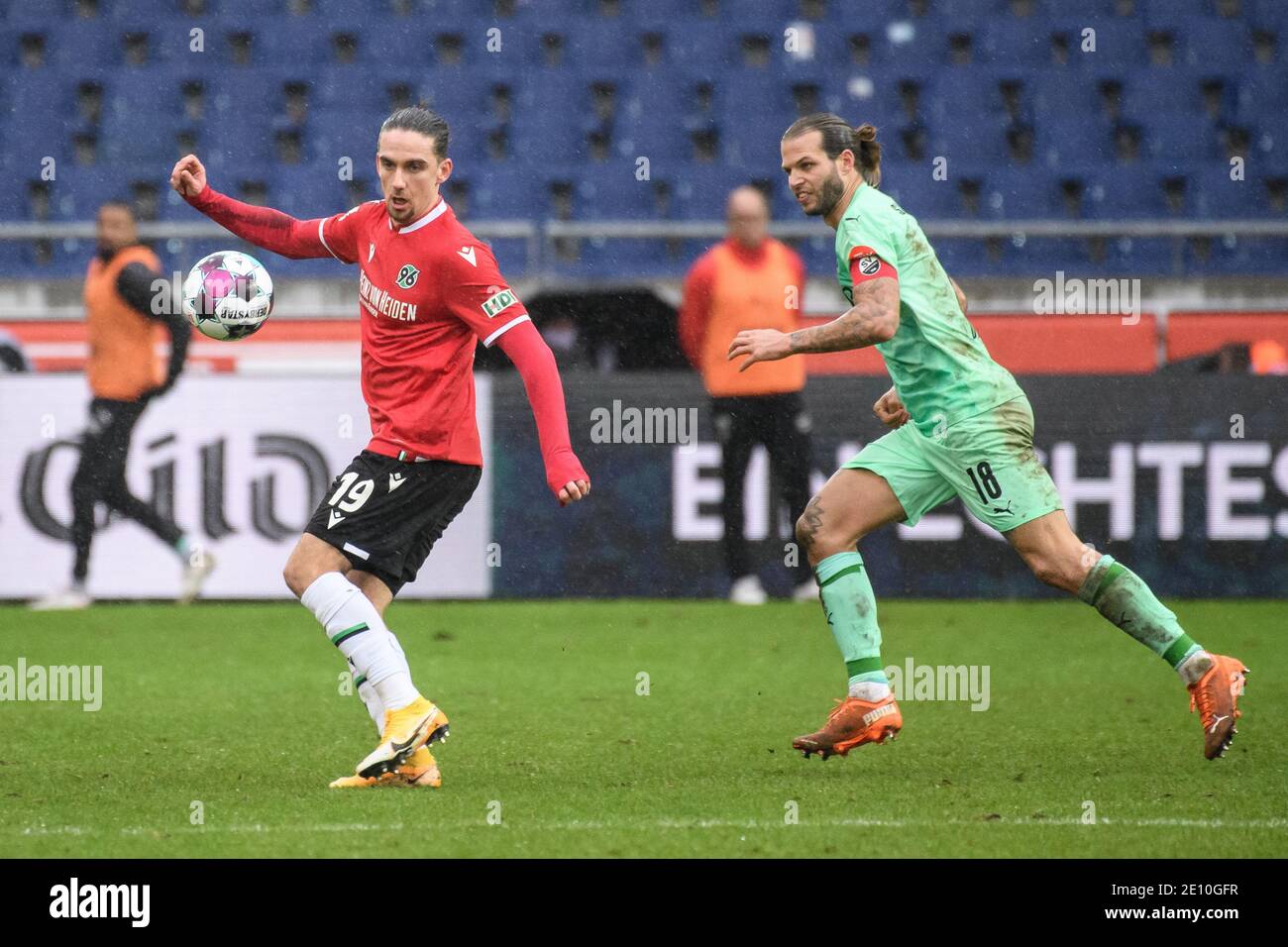 Hanover, Germany. 03rd Jan, 2021. Football: 2. Bundesliga, Hannover 96 - SV Sandhausen, Matchday 14 at HDI Arena. Hannover's Valmir Sulejmani (l) plays against Sandhausen's Dennis Diekmeier. Credit: Swen Pförtner/dpa - IMPORTANT NOTE: In accordance with the regulations of the DFL Deutsche Fußball Liga and/or the DFB Deutscher Fußball-Bund, it is prohibited to use or have used photographs taken in the stadium and/or of the match in the form of sequence pictures and/or video-like photo series./dpa/Alamy Live News Stock Photo