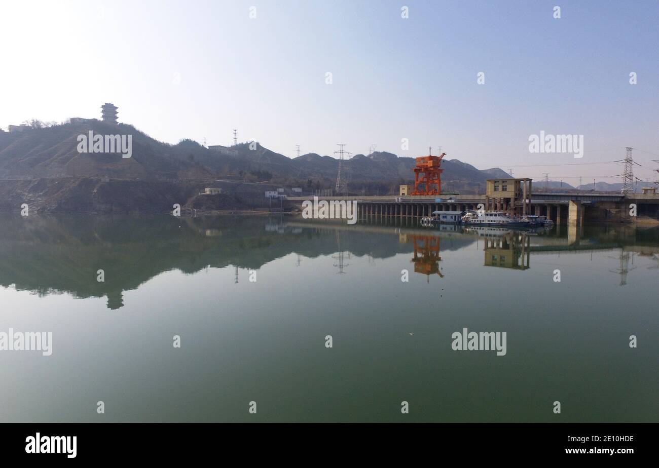 Linxia. 3rd Jan, 2021. Photo taken on Jan. 3, 2021 shows a view of the Liujiaxia reservoir in Yongjing County, Linxia Hui Autonomous Prefecture, northwest China's Gansu Province. In readiness for potential ice jam floods, Liujiaxia reservoir, a major reservoir on the upper reaches of Yellow River, recently cut its water outflow as required by flood control authorities. Credit: Shi Youdong/Xinhua/Alamy Live News Stock Photo