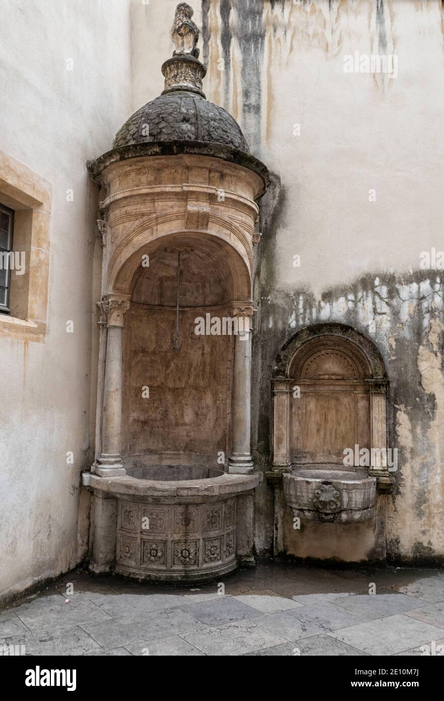 Medieval well in a courtyard in Vieux Lyon, France Stock Photo