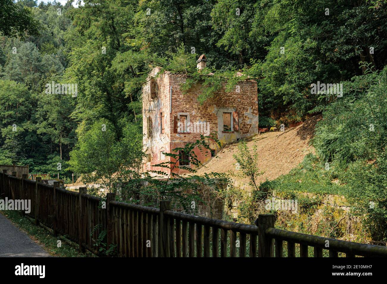 Région de Saverne nord-est de la France. On the edge of an abandoned canal, a lock keeper's house in ruins. Stock Photo