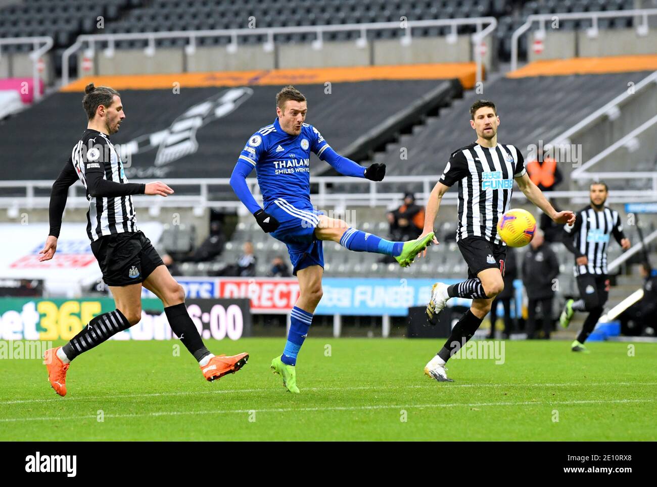 Leicester City's Jamie Vardy (centre) has a shot on goal during the Premier League match at St James' Park, Newcastle. Stock Photo