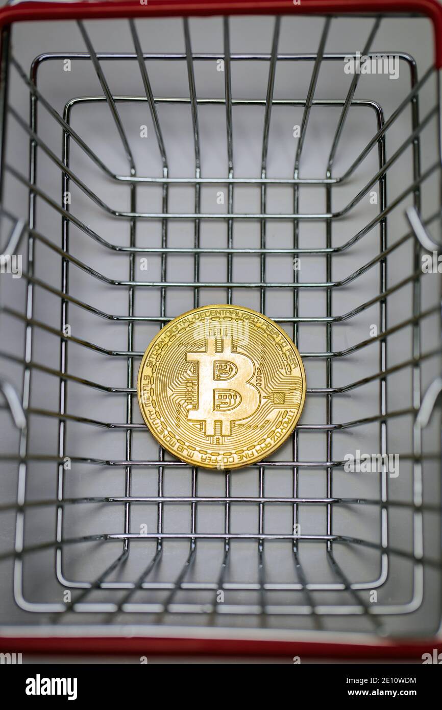 Gold coins in basket hi-res stock photography and images - Alamy