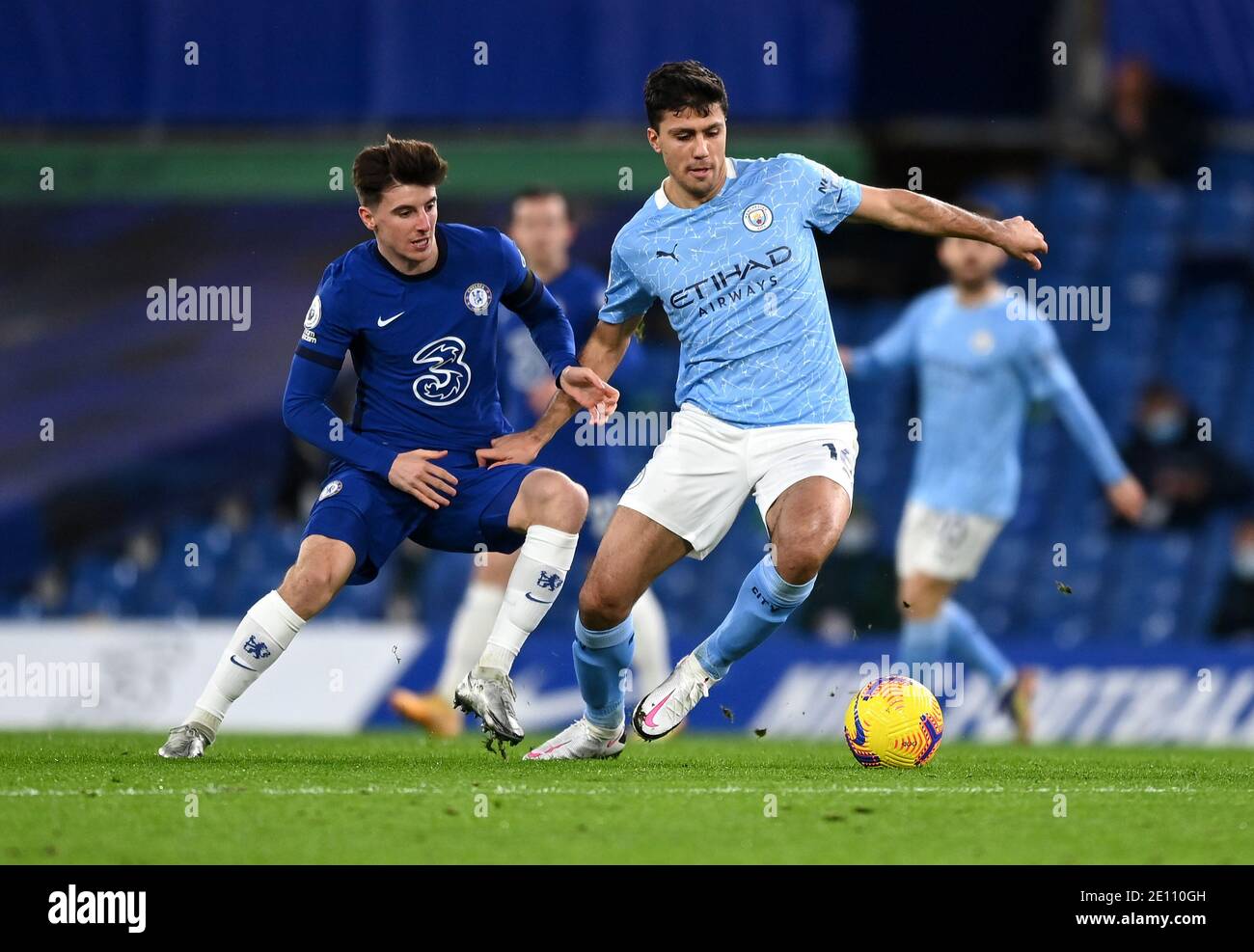 Chelsea&#39;s Mason Mount (left) and Manchester City&#39;s Rodri battle for the  ball during the Premier League match at Stamford Bridge, London Stock Photo  - Alamy