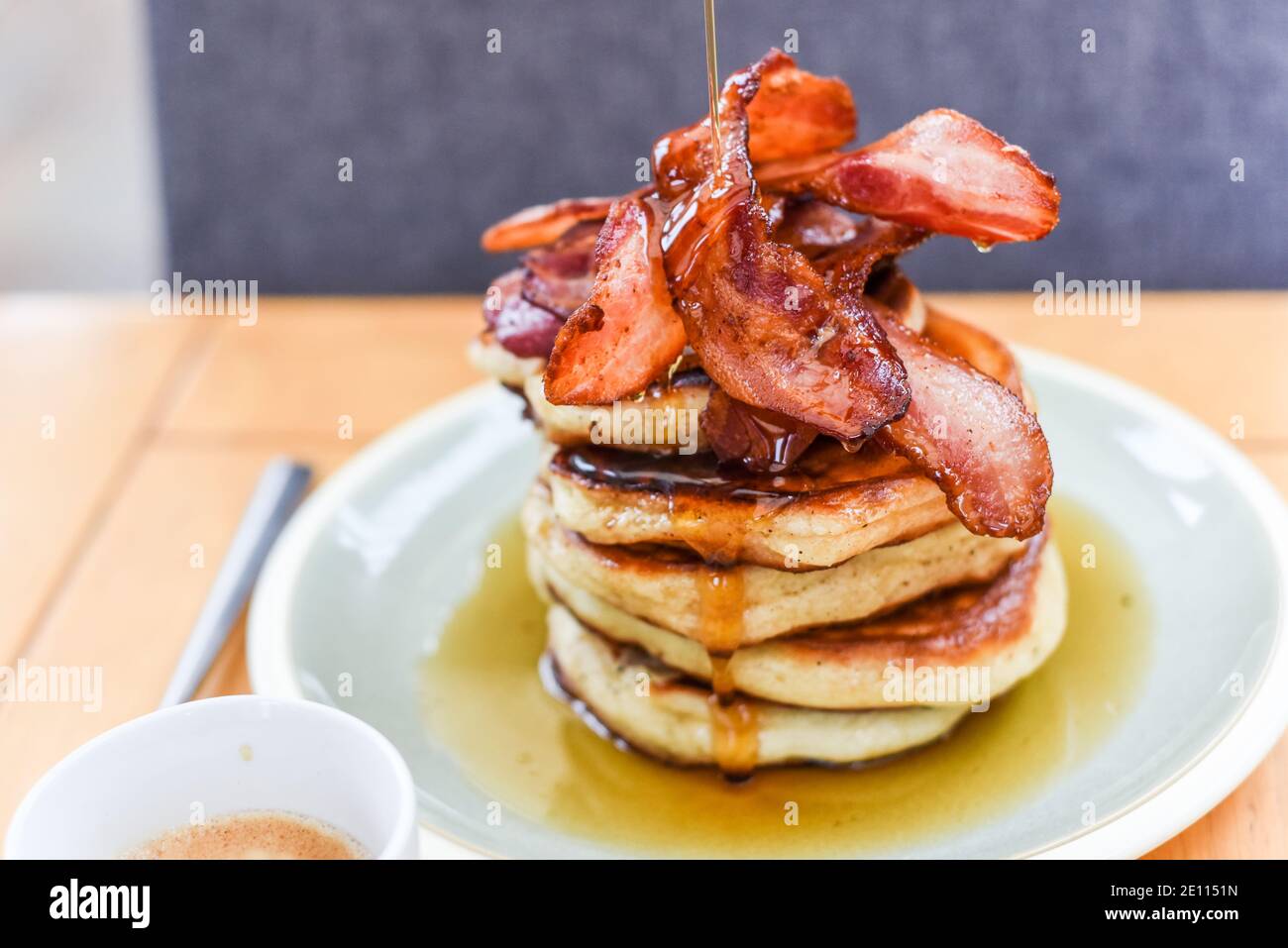 Pancakes syrup crispy bacon hires stock photography and images Alamy
