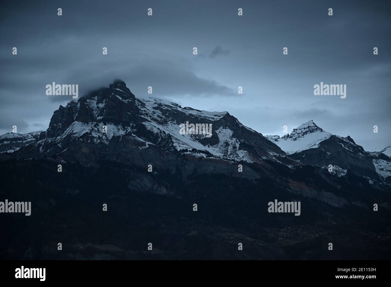 Le Cordon, France. 23rd Dec, 2020. View from Le Cordon in Haute-Savoie to the Aiguille du Varan before sunset. Credit: Lisa Ducret/dpa/Alamy Live News Stock Photo