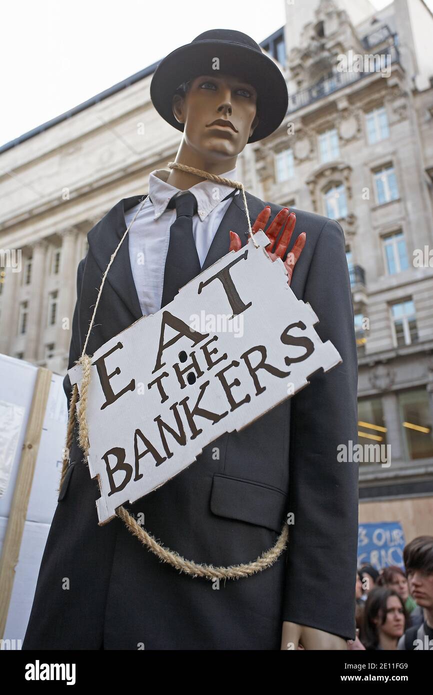 GREAT BRITAIN / England / London / A mannequin dressed as a banker is hanged from traffic light post outside the Bank of England . Stock Photo