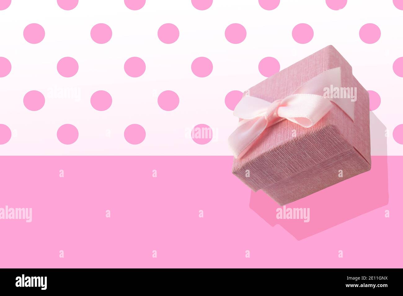 Hộp Quà Hồng (Pink Gift Box): Mang trong mình sự nhẹ nhàng, dịu dàng của màu hồng, hộp quà là lựa chọn hoàn hảo để đựng bất kỳ món quà nào mà bạn muốn gửi tặng người thân, bạn bè. Hộp quà sẽ làm cho món quà của bạn thể hiện được tình cảm chân thành nhất.
