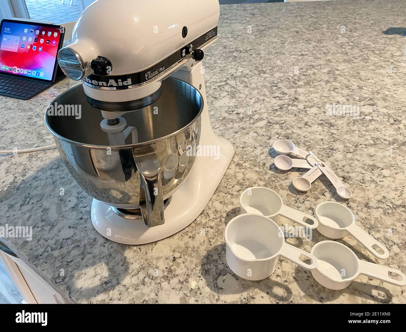 https://c8.alamy.com/comp/2E11XN0/orlando-fl-usa-april-5-2020-a-kitchenaid-mixer-on-a-kitchen-counter-with-measuring-cups-and-spoons-sitting-next-to-it-2E11XN0.jpg