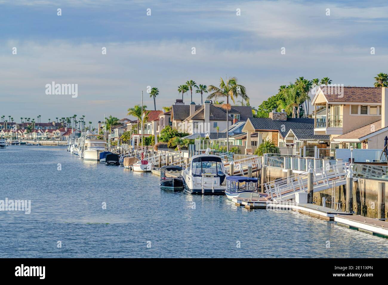 Waterfront homes private docks hi-res stock photography and images - Alamy