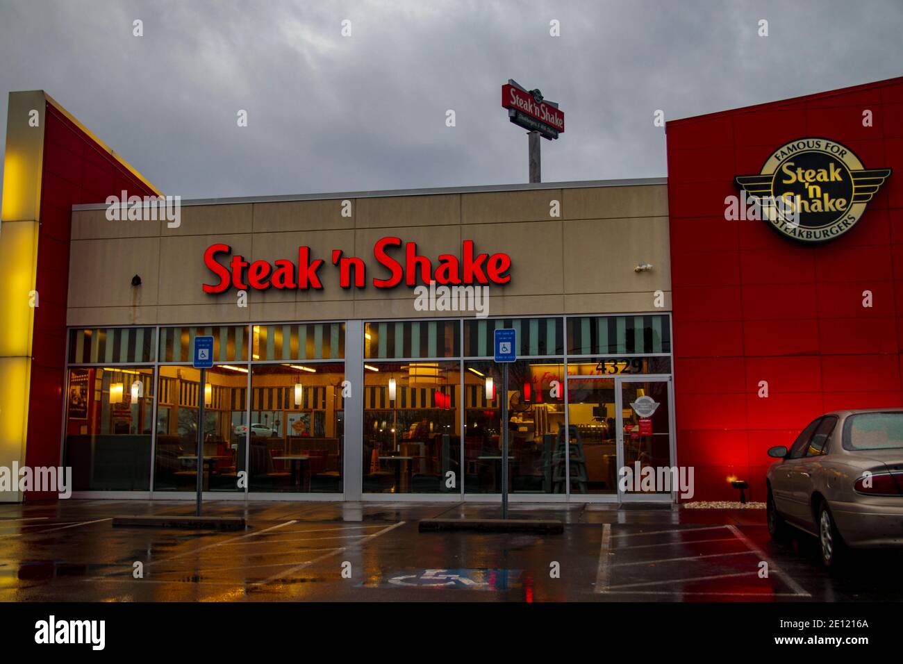 Augusta, Ga USA 01 01 21 Steak n Shake building side sign and street