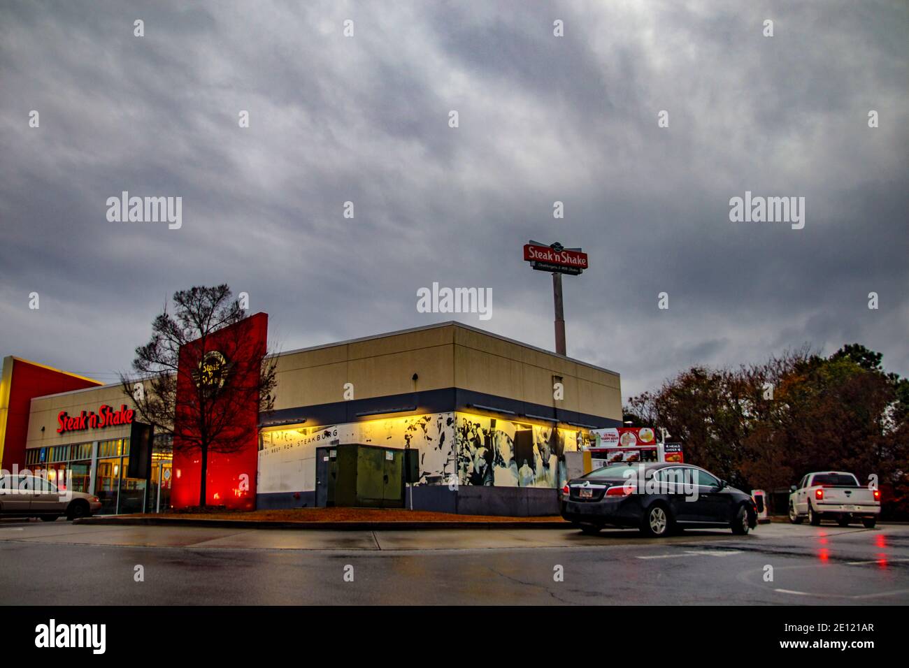 Augusta, Ga USA 01 01 21 Steak n Shake cars in the drive thru line