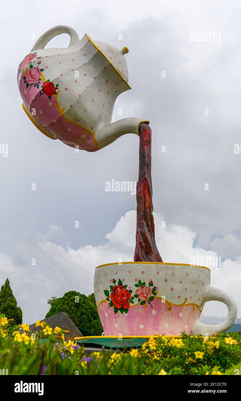 Giant teapot giant tea pot hires stock photography and images Alamy