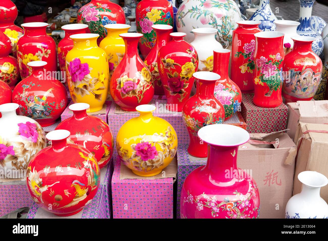 Vases chinese antique hi-res stock photography and images - Alamy
