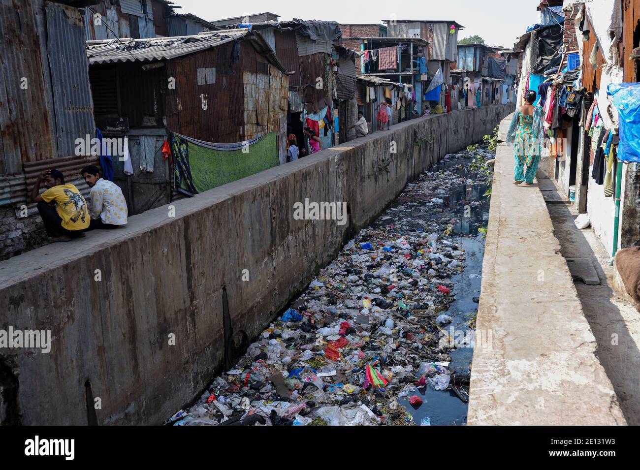07.12.2011, Mumbai, Maharashtra, India, Asia - Dirty river covered with domestic waste and litter surrounded by buildings and shacks at Dharavi slum. Stock Photo