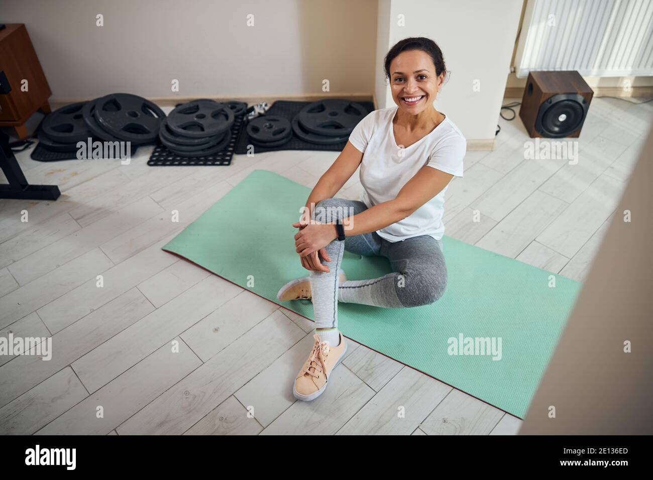 Sporty lady with a happy smile posing for the camera Stock Photo - Alamy