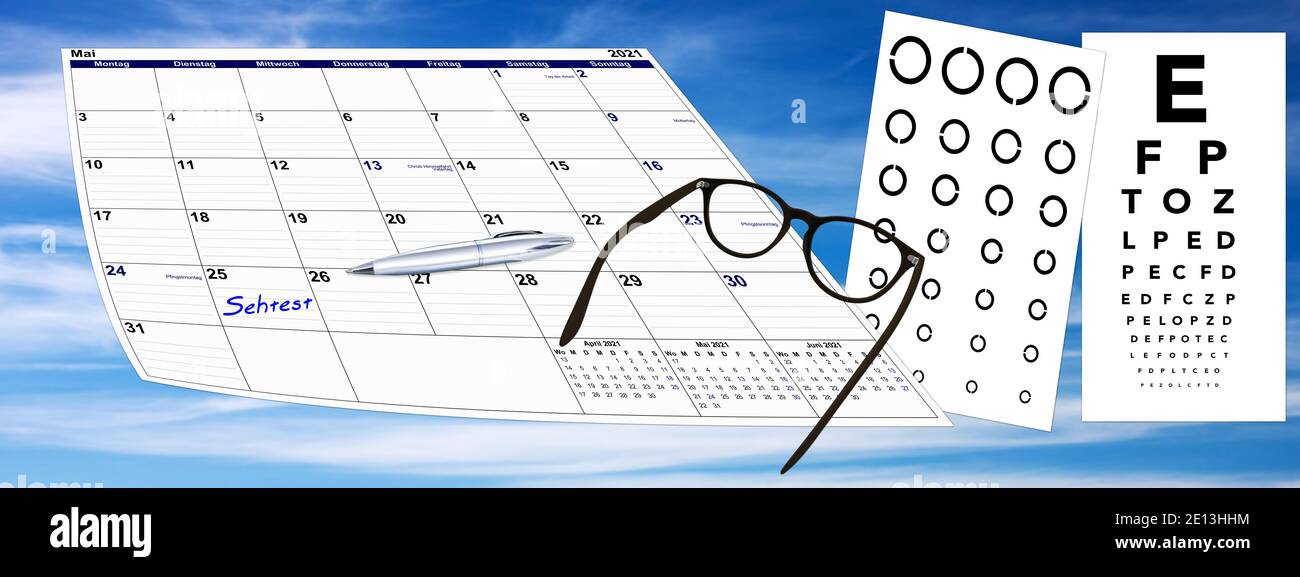 Kalender mit Sehtest und Brille und Kugelschreiber auf Himmel Hintergrund, Terminvergabe Stock Photo