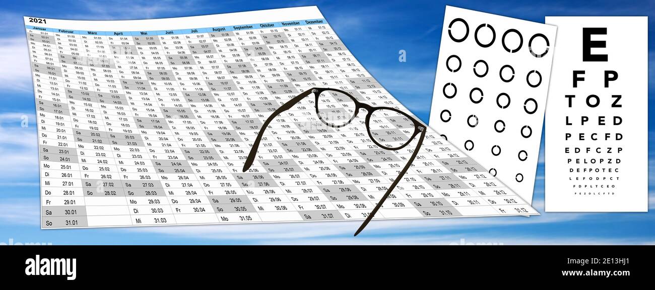 Kalender mit Sehtest und Brille und Kugelschreiber auf Himmel Hintergrund, Terminvergabe Stock Photo
