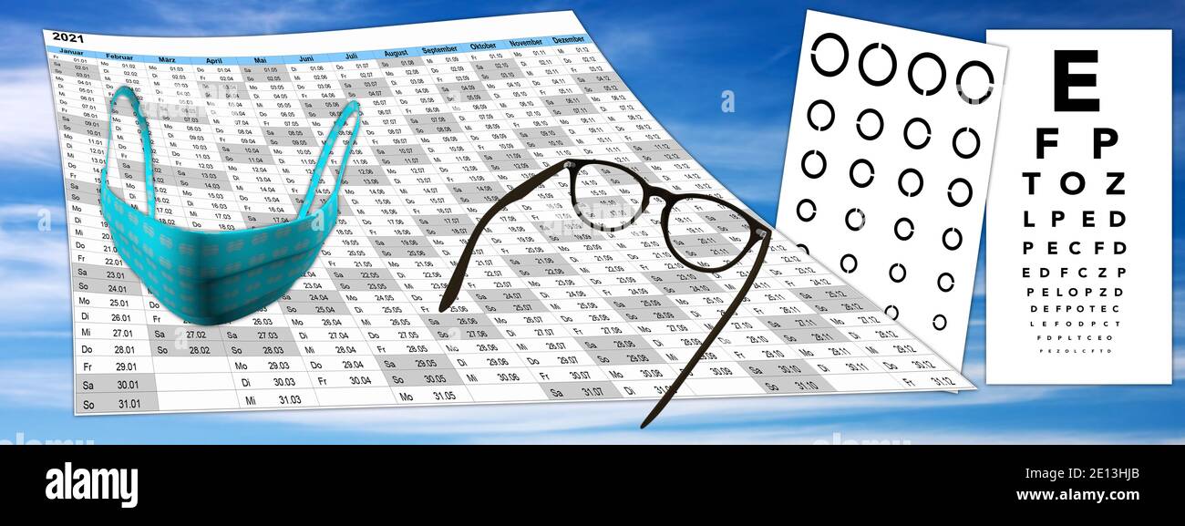 Kalender mit Sehtest und Brille, FFP2 Maske auf Himmel Hintergrund, Terminvergabe Stock Photo