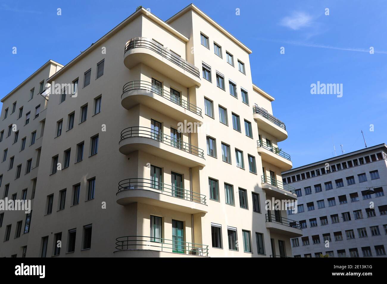 アート・デザイン・音楽 Innovative Apartment Buildings Art deco 1930s apartment building in Ljubljana Stock Photo - Alamy