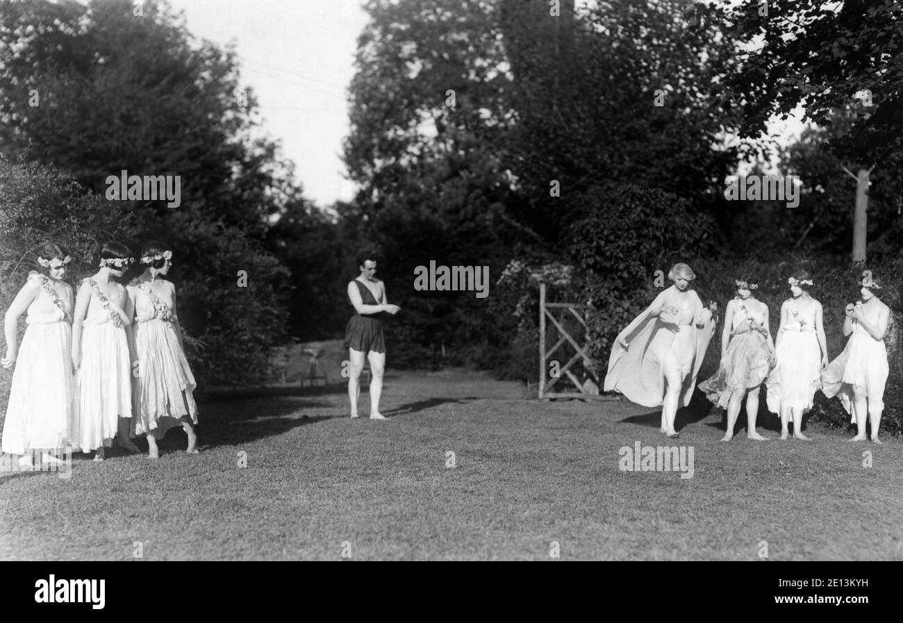 LOUISE BROOKS (2nd from left) MARTHA GRAHAM (3rd from left ) TED SHAWN and RUTH ST. DENIS with the DENISHAWN DANCE COMPANY likely at Mariarden Arts Colony in Peterborough New Hampshire Summer 1923 Stock Photo