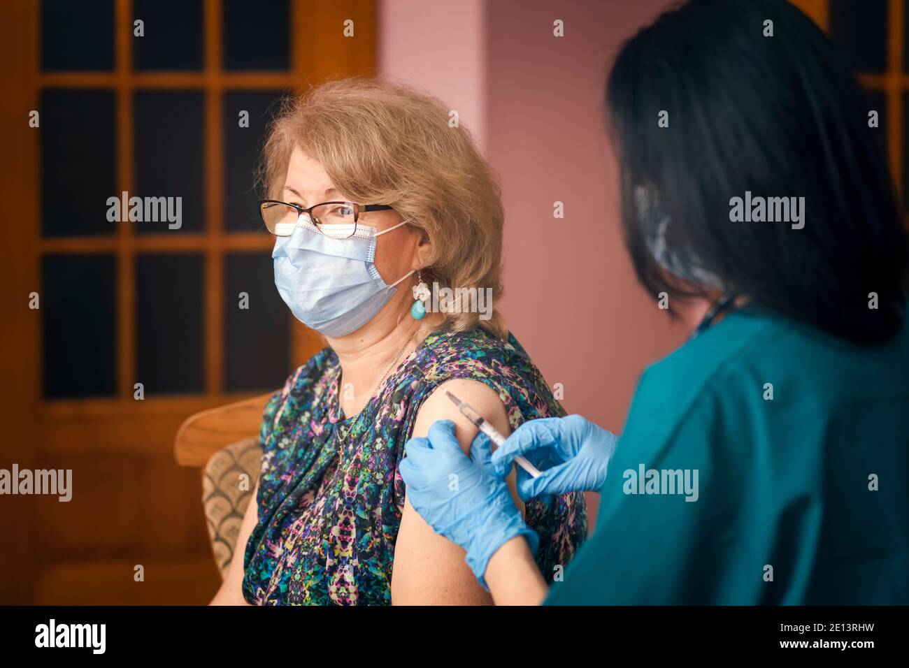 Doctor giving injection patient hi-res stock photography and images - Alamy