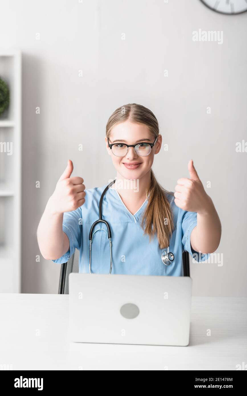Doctor laptop showing thumbs up hi-res stock photography and images - Alamy
