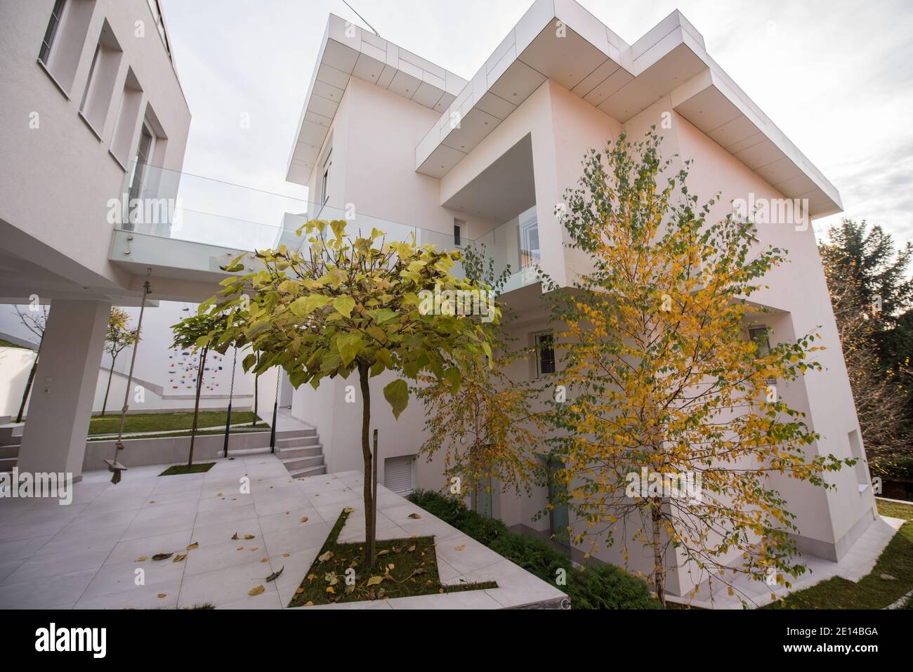 Contemporary beautiful modern white house exterior Stock Photo Alamy