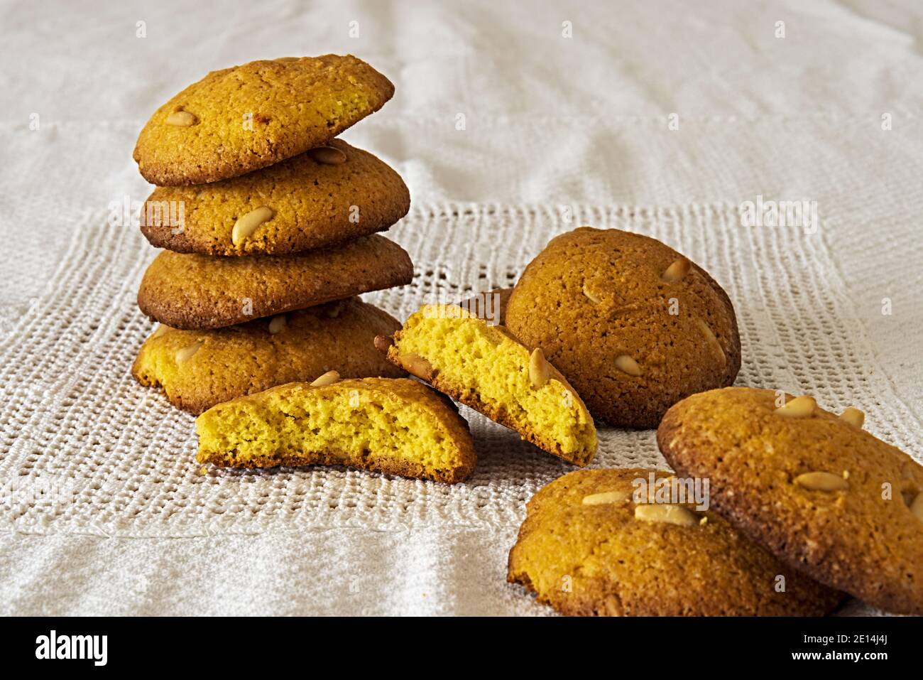 biscotti rustici con farina di mais e pinoli mucchio Stock Photo