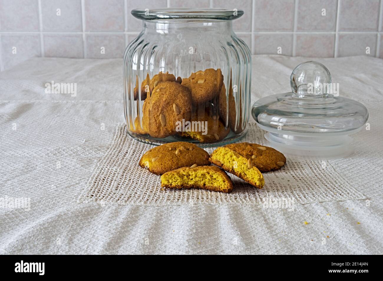 biscotti rustici con farina di mais e pinoli nel vaso di vetro aperto Stock Photo