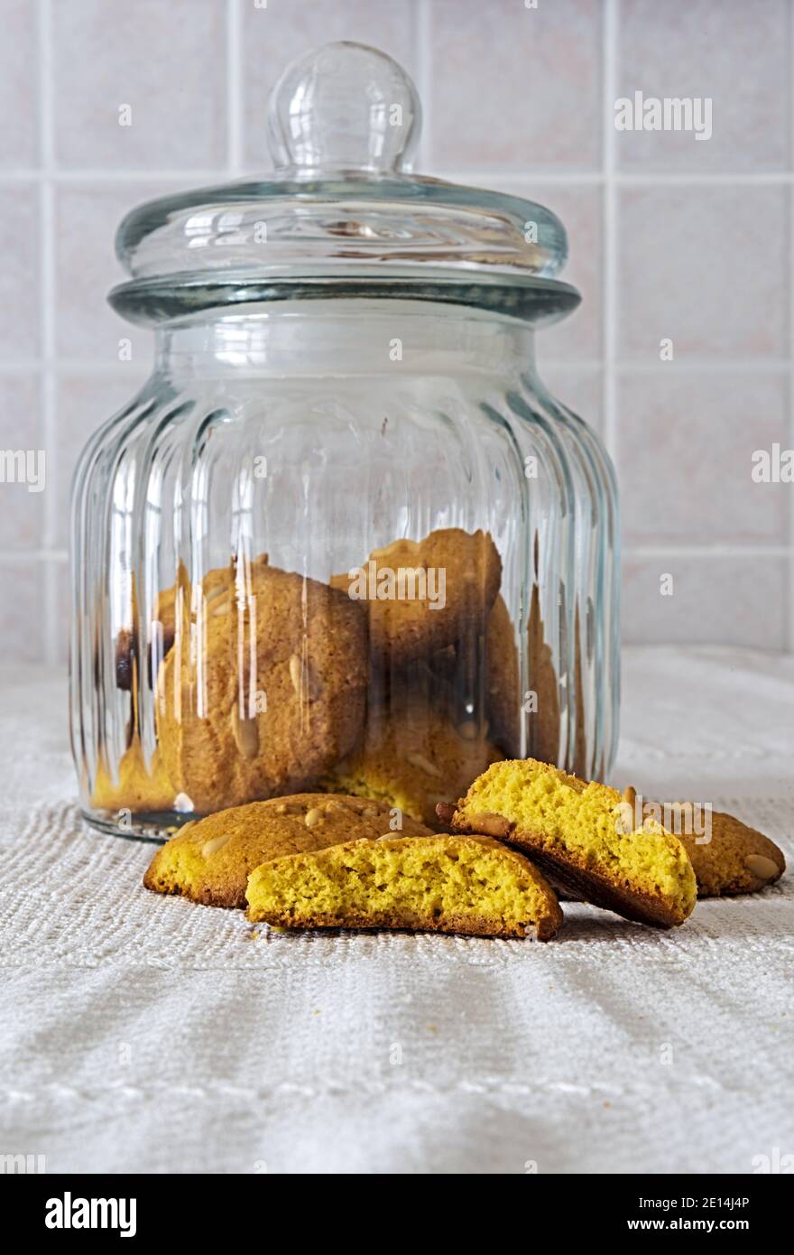 biscotti rustici con farina di mais e pinoli nel vaso di vetro fronte Stock Photo